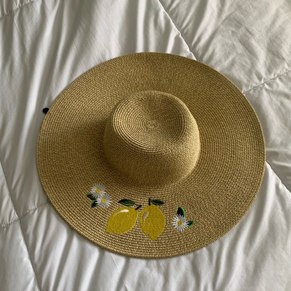Perfect for summer! Floppy beach hat with lemon embroidery